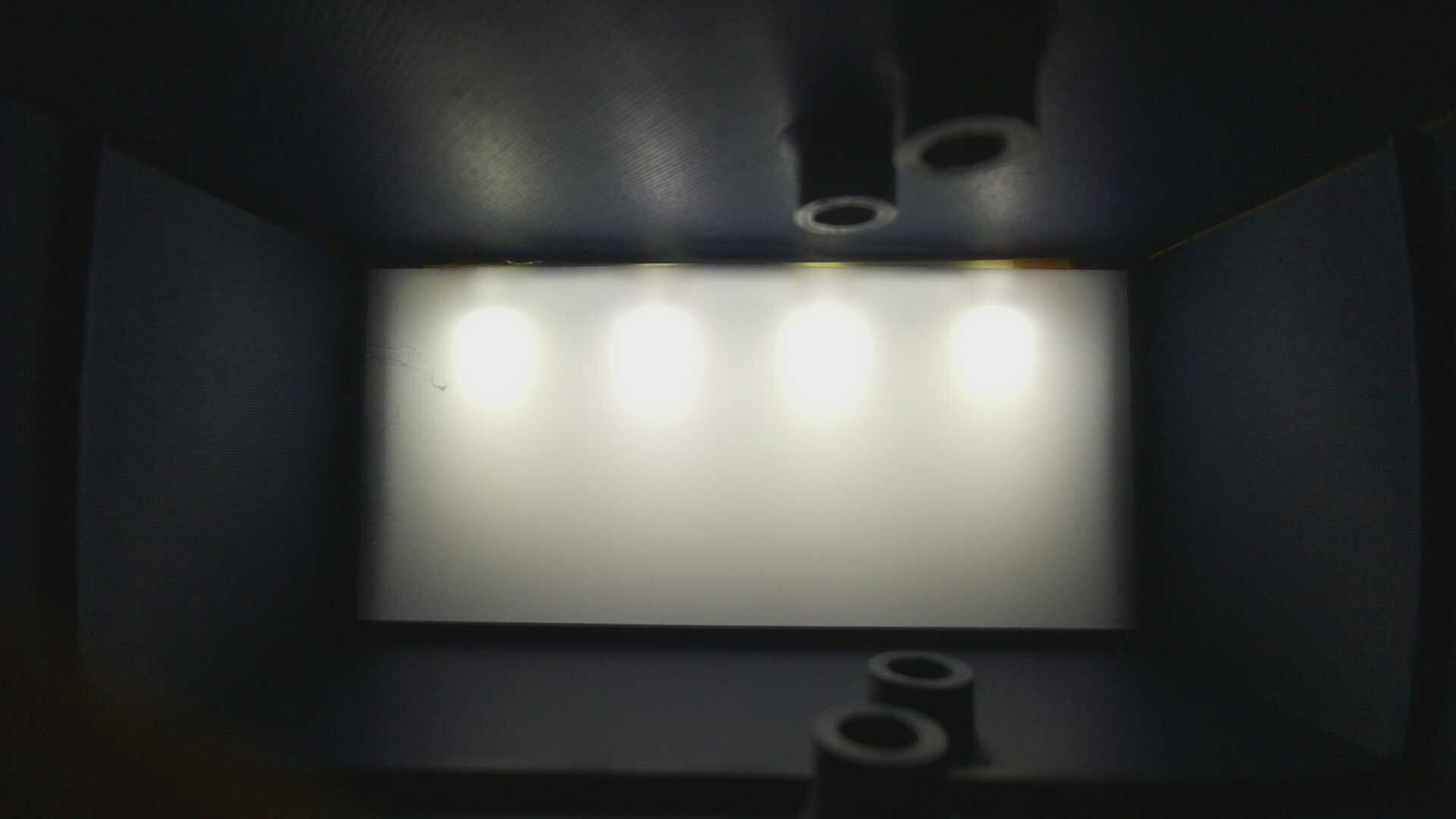 Die Kamera blickt zum ersten Mal auf die leere Leinwand